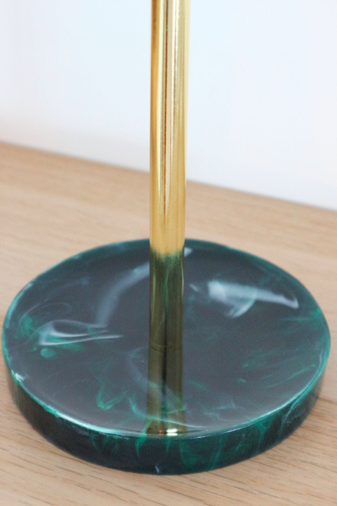 Item International Jibaro Jibaro - Specchio tondo con base in resina verde e finiture dorate | Item International