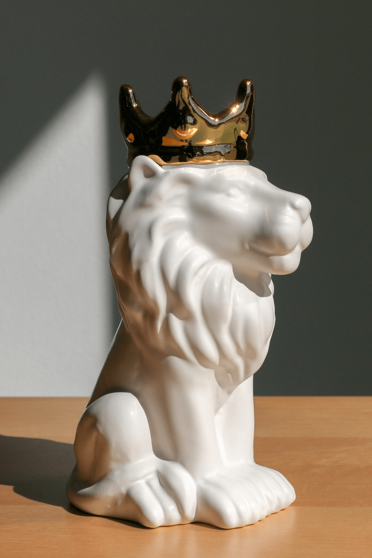 Item International King King - Vaso a forma di leone in porcellana bianca | Item International