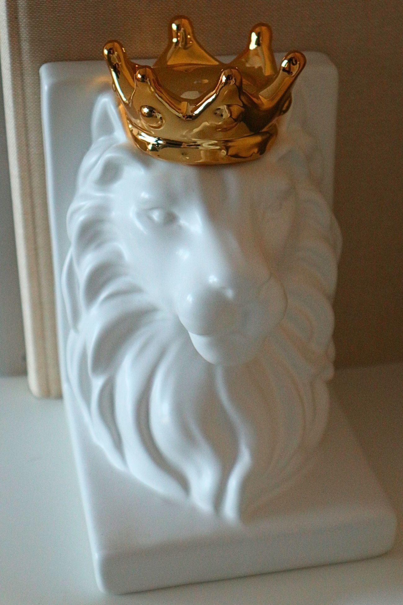Item International King King - Set di 2 fermalibri a forma di leone in porcellana bianca | Item International
