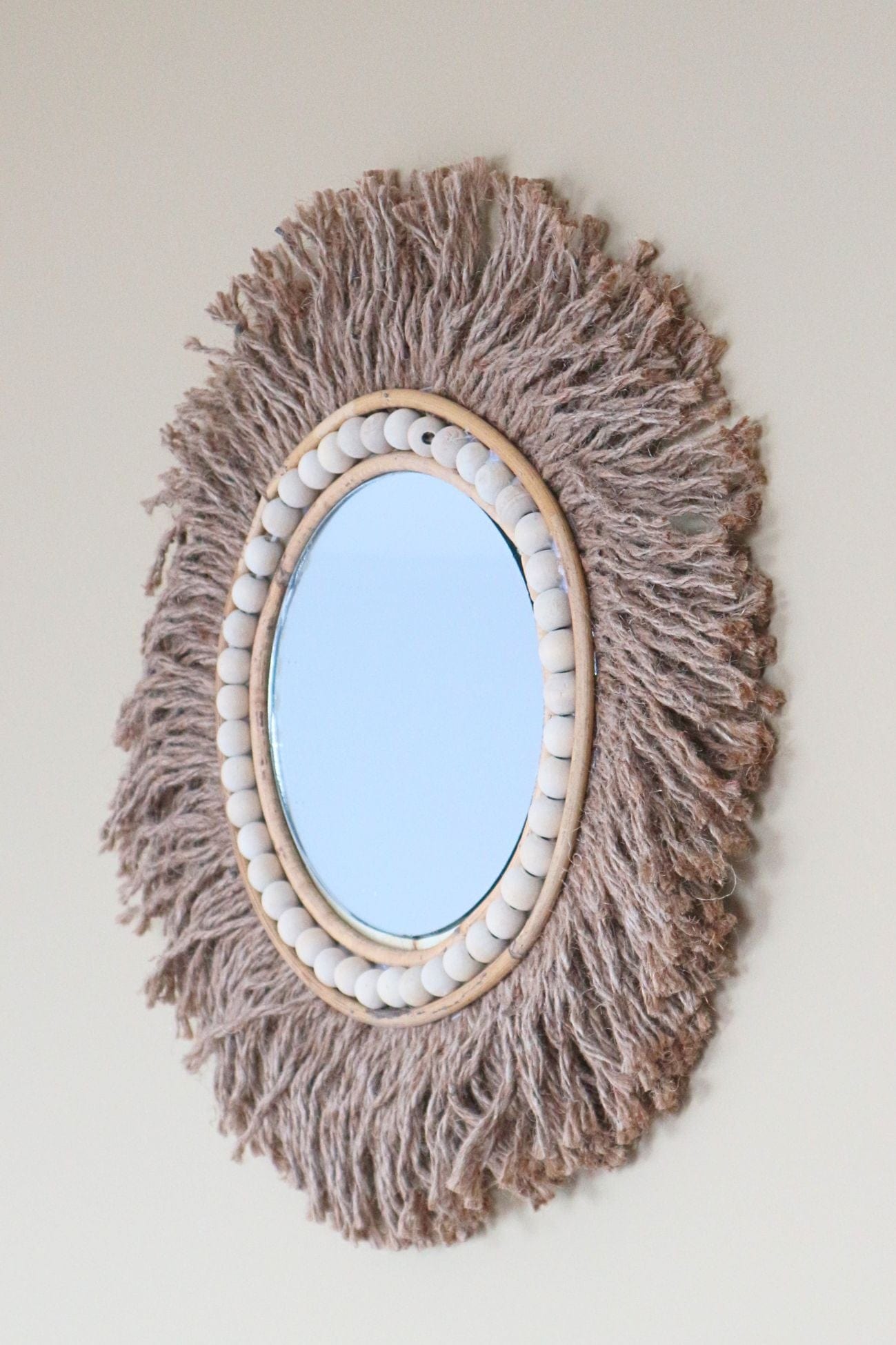 Item International Kofi Specchio tondo con lunghe frange in stile etnico