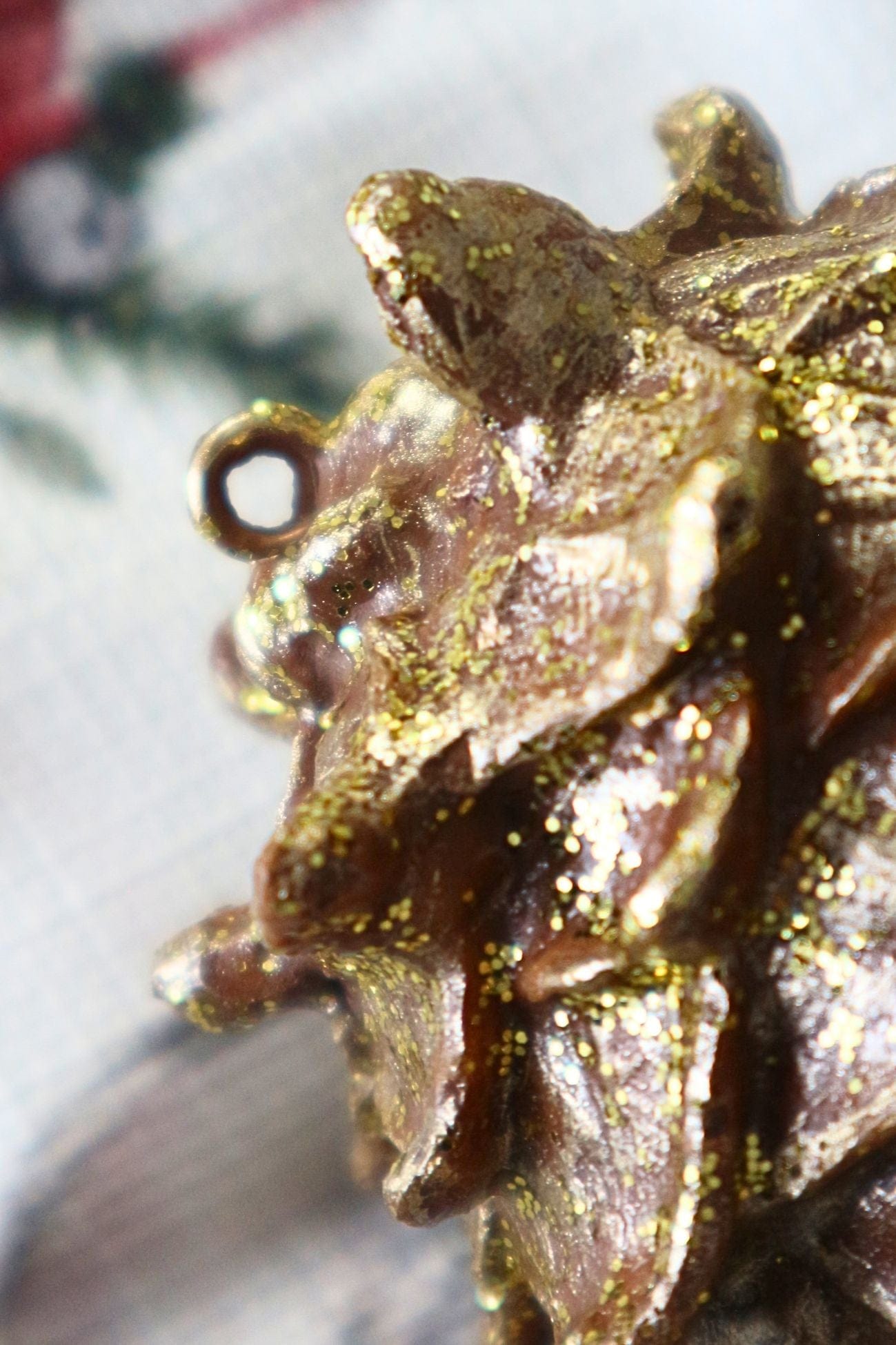 Item International Kotte Kotte - Pigna decorativa natalizia in resina dorata con glitter | Item International