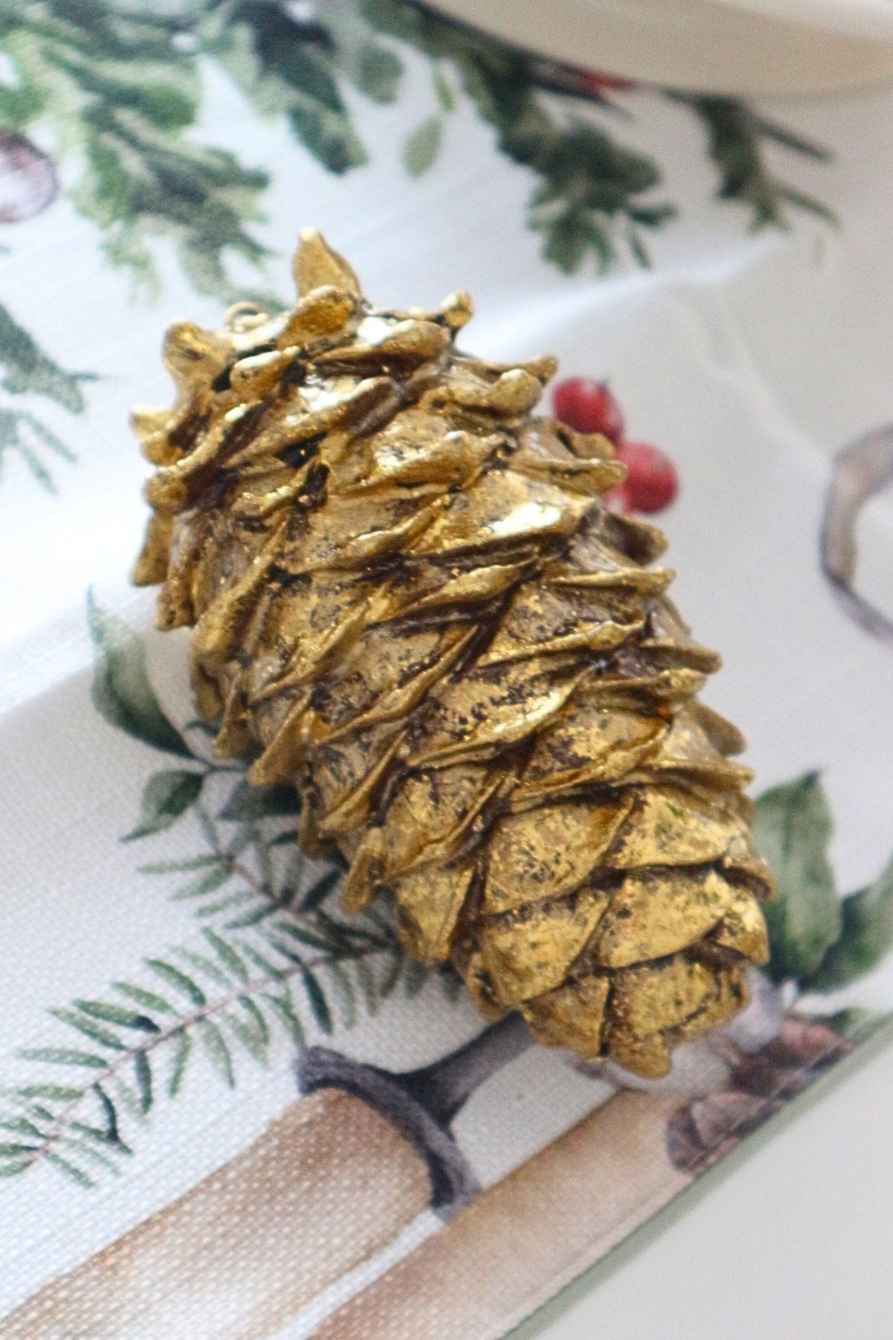 Item International Kotte Kotte - Pigna decorativa natalizia in resina dorata | Item International