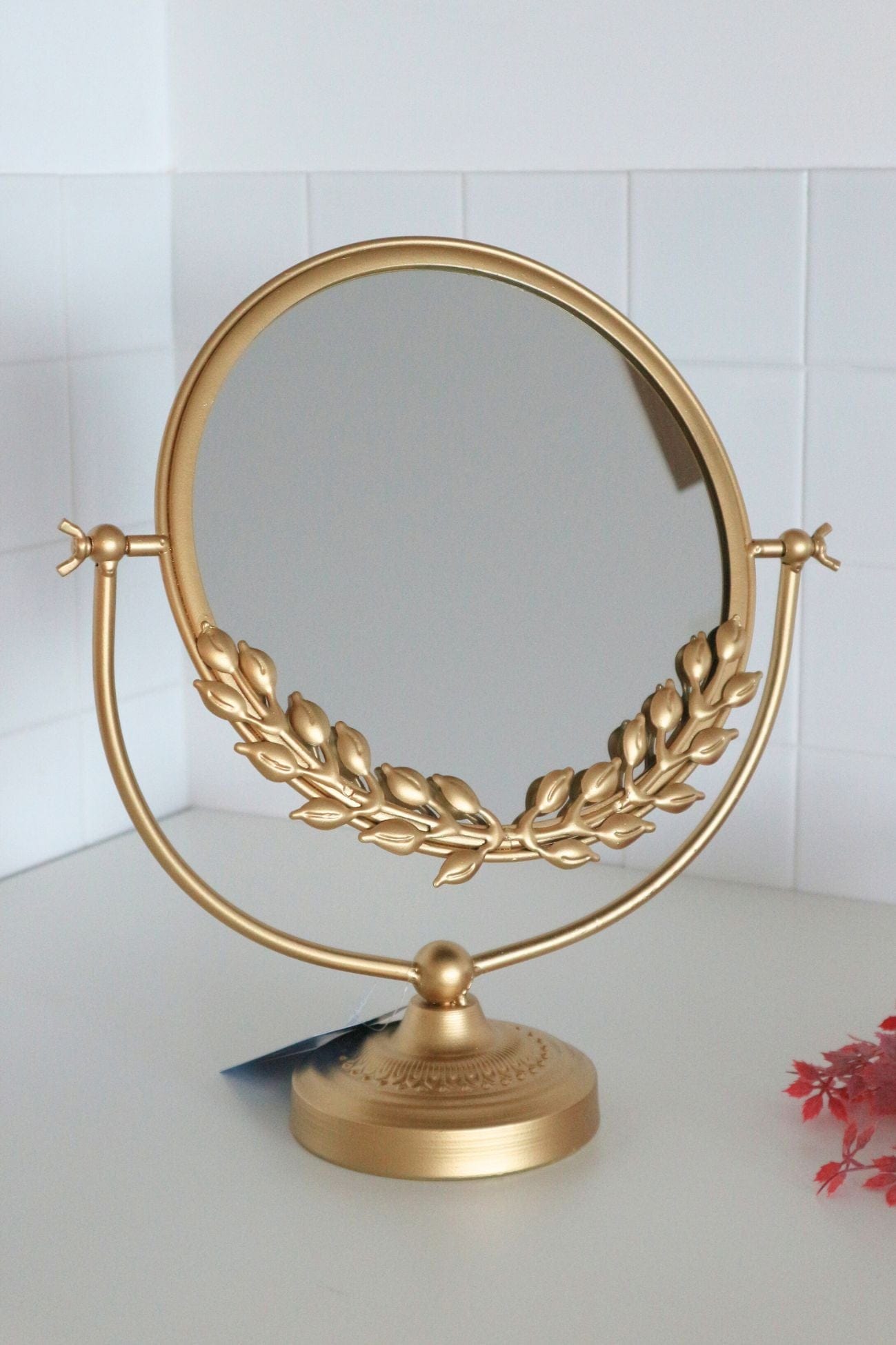 Item International Lucilla Lucilla - Specchio tondo con base e finiture in metallo dorato | Item International