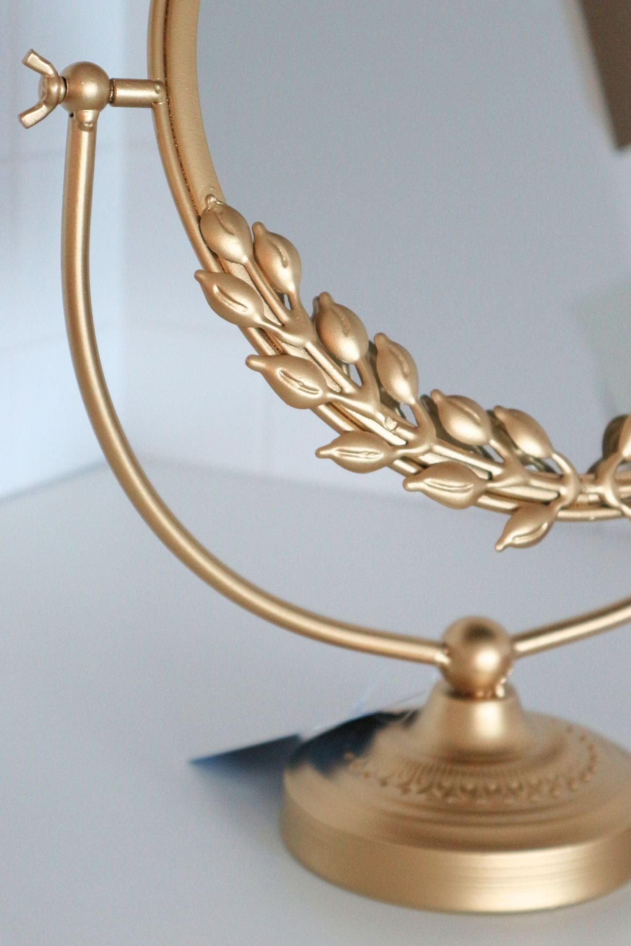 Item International Lucilla Lucilla - Specchio tondo con base e finiture in metallo dorato | Item International