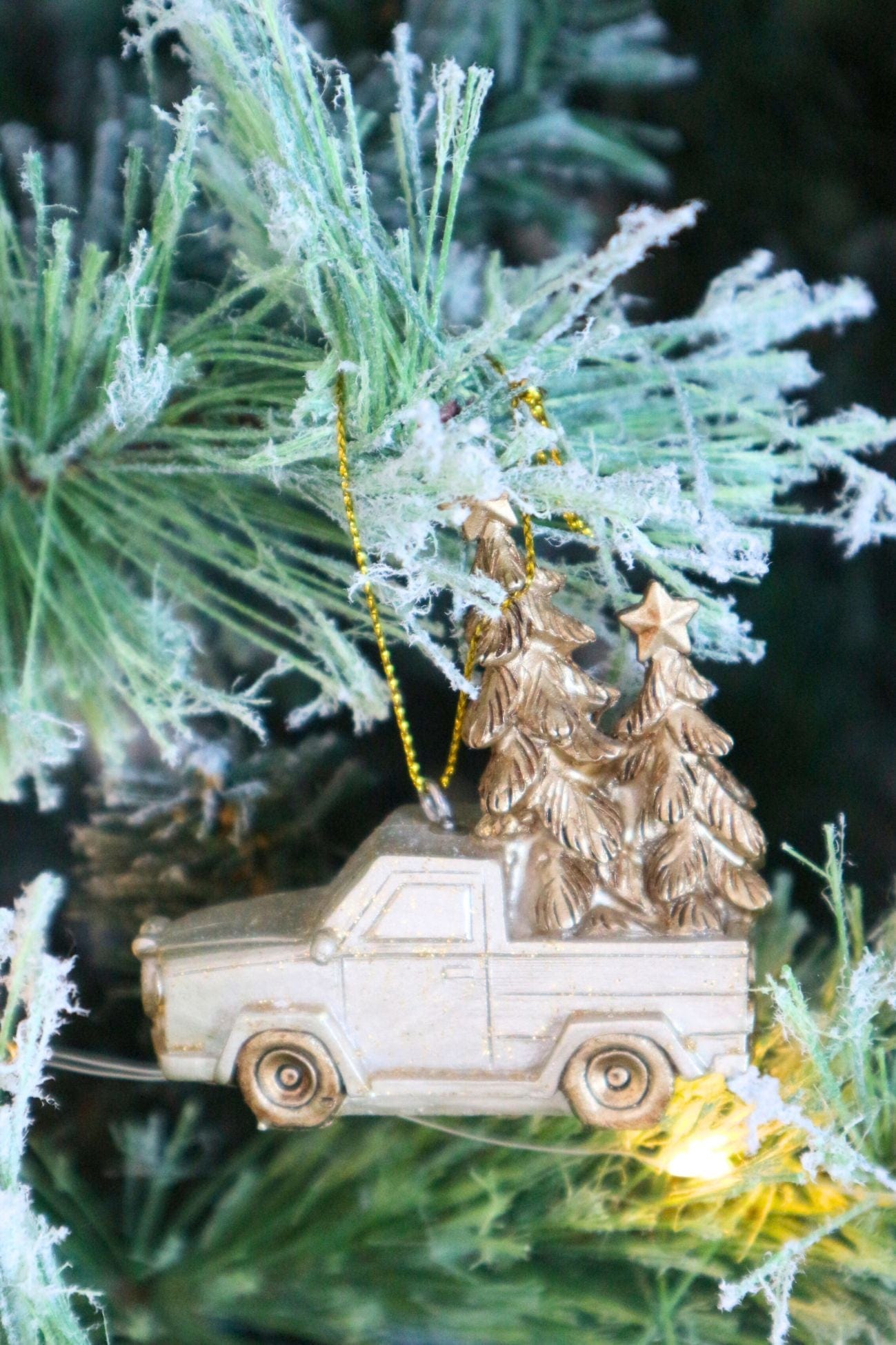 Item International Paavi Paavi - Ciondolo natalizio dorato con albero di Natale | Item International