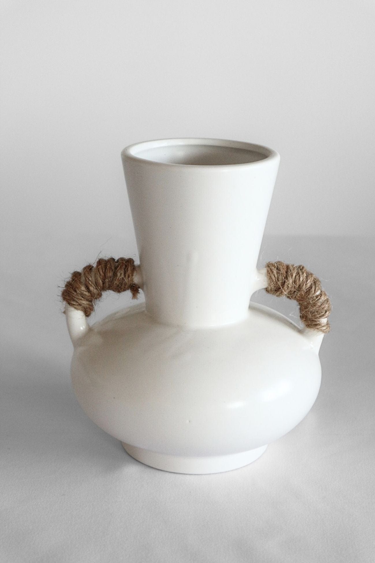 Item International Prover Prover - Vaso in ceramica bianca con manici intrecciati | Item International