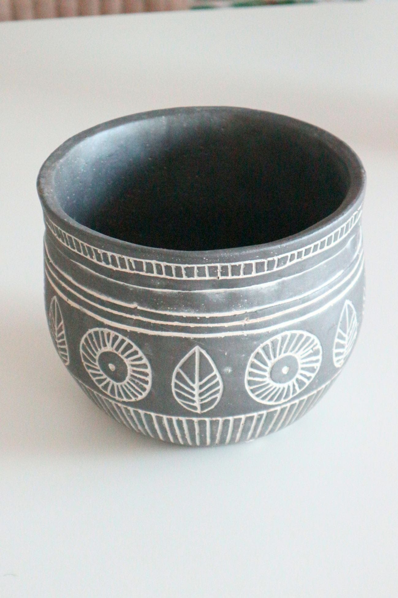 Jolipa Raza Raza - Portavasi in ceramica grigia con incisioni in stile etnico | Jolipa