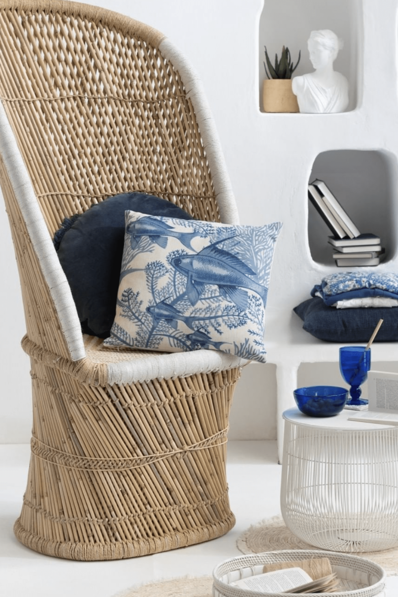 Jolipa Ryu Carpa - Cuscino arredo bianco e azzurro con imbottitura