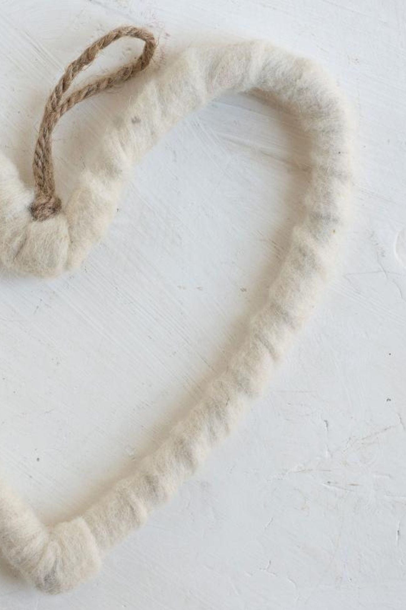 Luxe Lodge Abba Ciondolo a forma di cuore in lana cotta