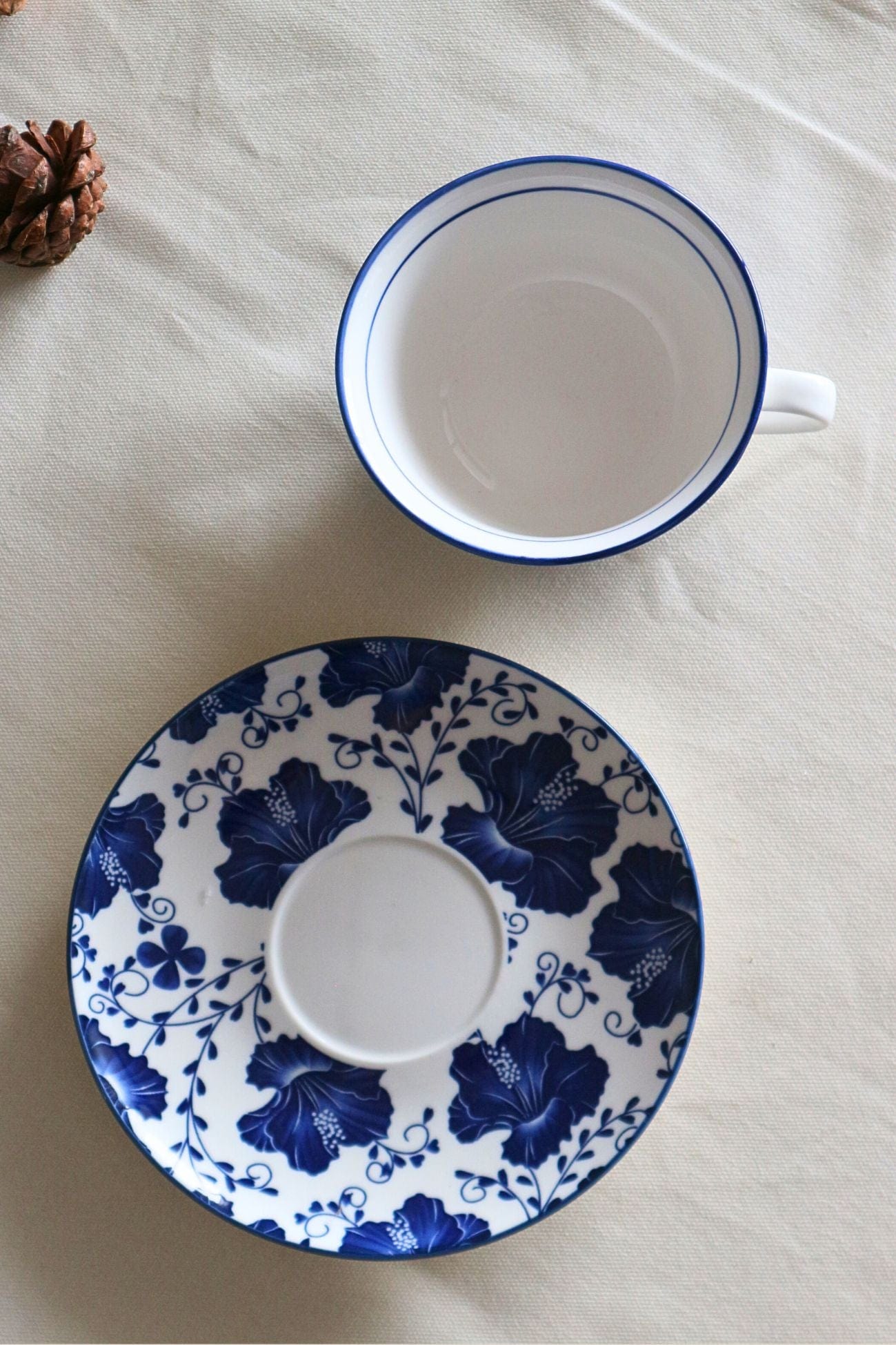 Luxe Lodge Blue Spring Blue Spring - Tazza e piattino in ceramica con fiori blu | Luxe Lodge