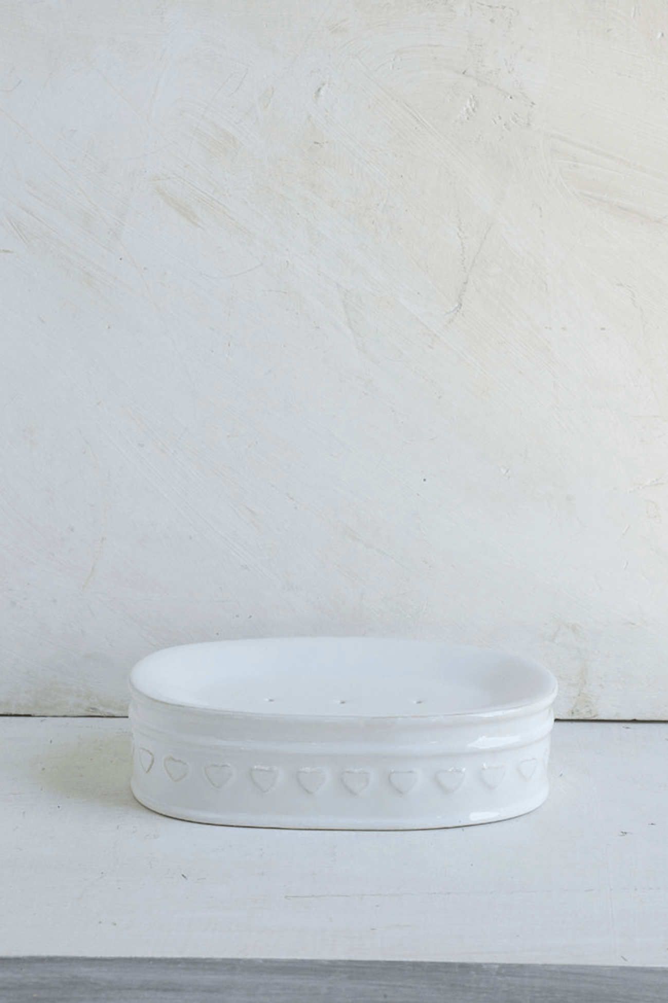 Luxe Lodge Evin Portasapone in ceramica bianca con cuoricini
