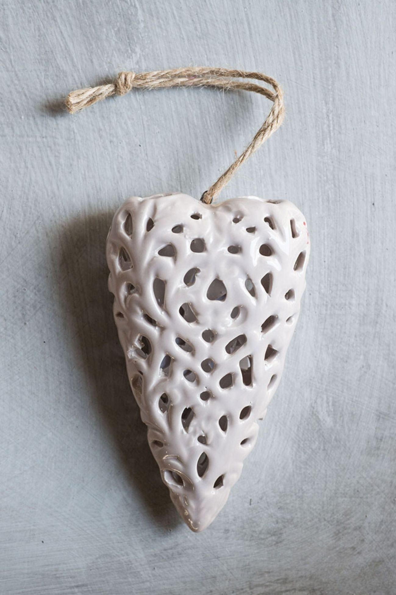 Luxe Lodge Rebecca Rebecca - Ciondolo a forma di cuore ceramica traforata | Luxe Lodge