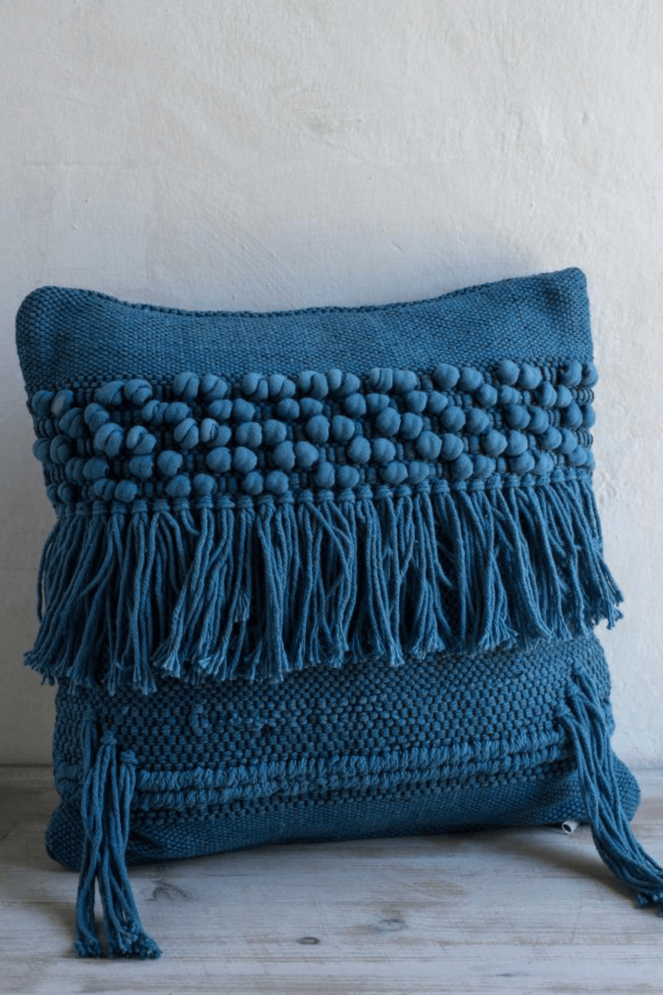 Luxe Lodge Rebi Cuscino arredo blu imbottito in cotone con frange in stile boho