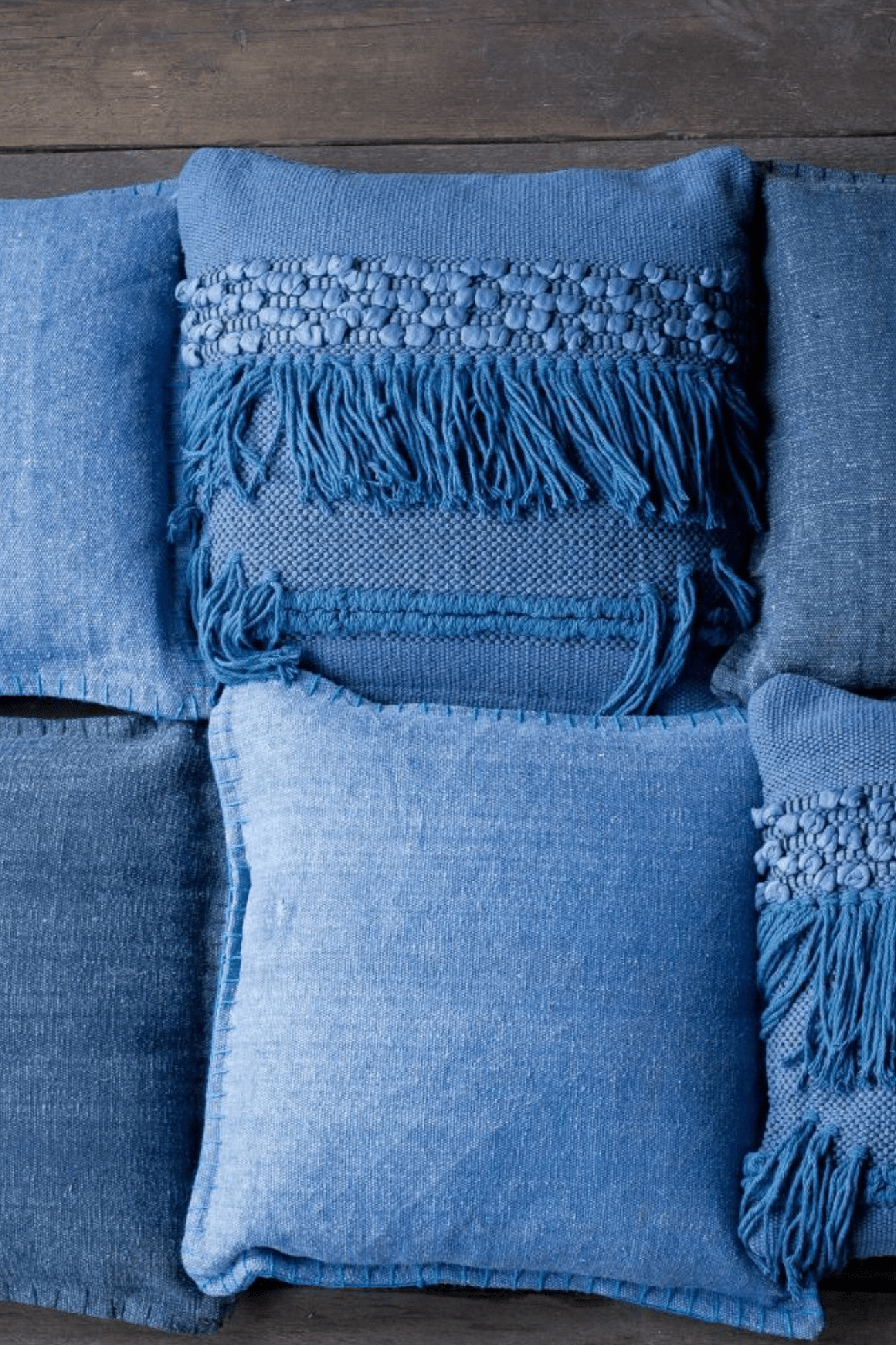 Luxe Lodge Rebi Cuscino arredo blu imbottito in cotone con frange in stile boho