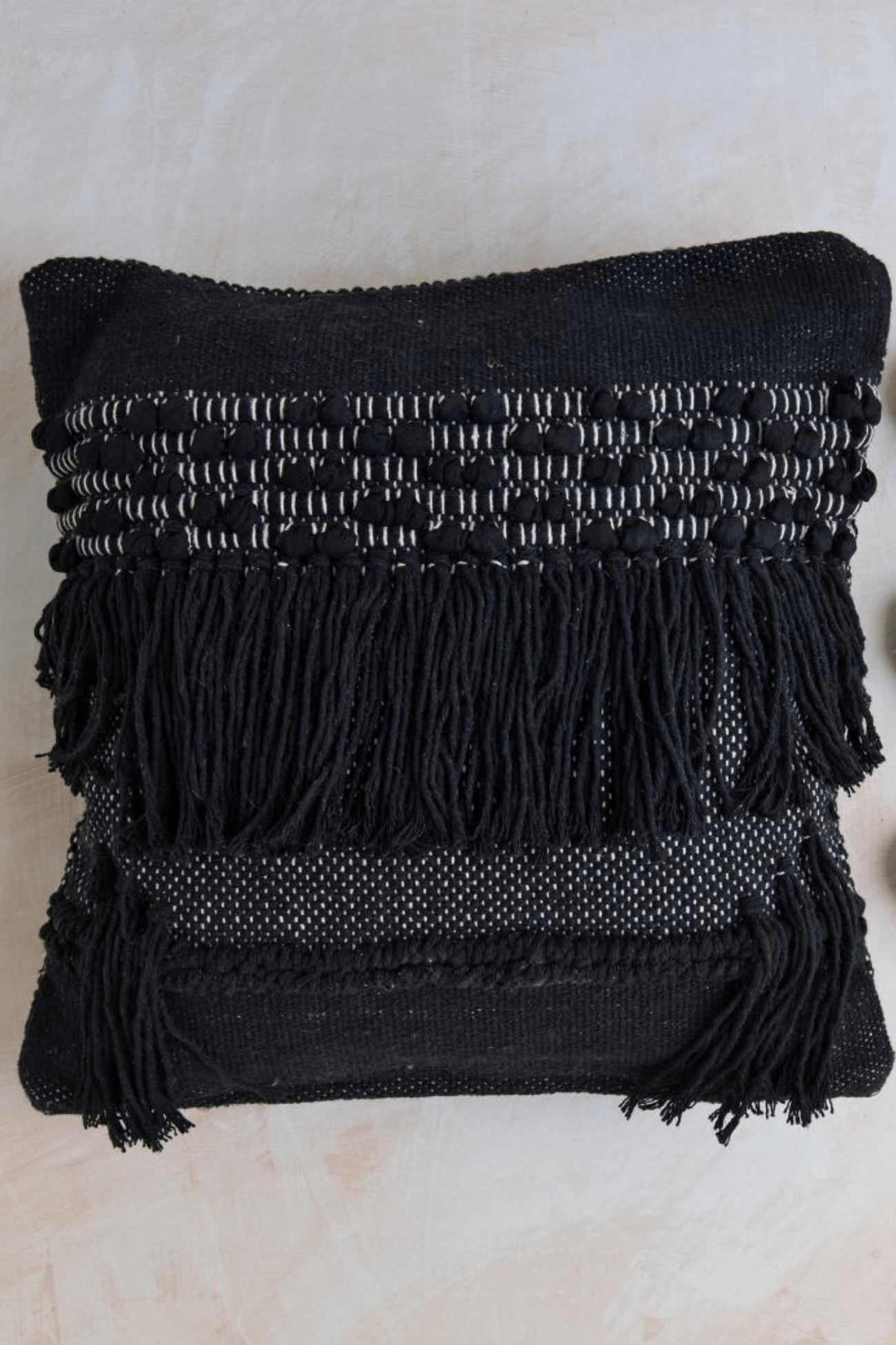 Luxe Lodge Rebi Cuscino arredo nero imbottito in cotone con frange in stile boho