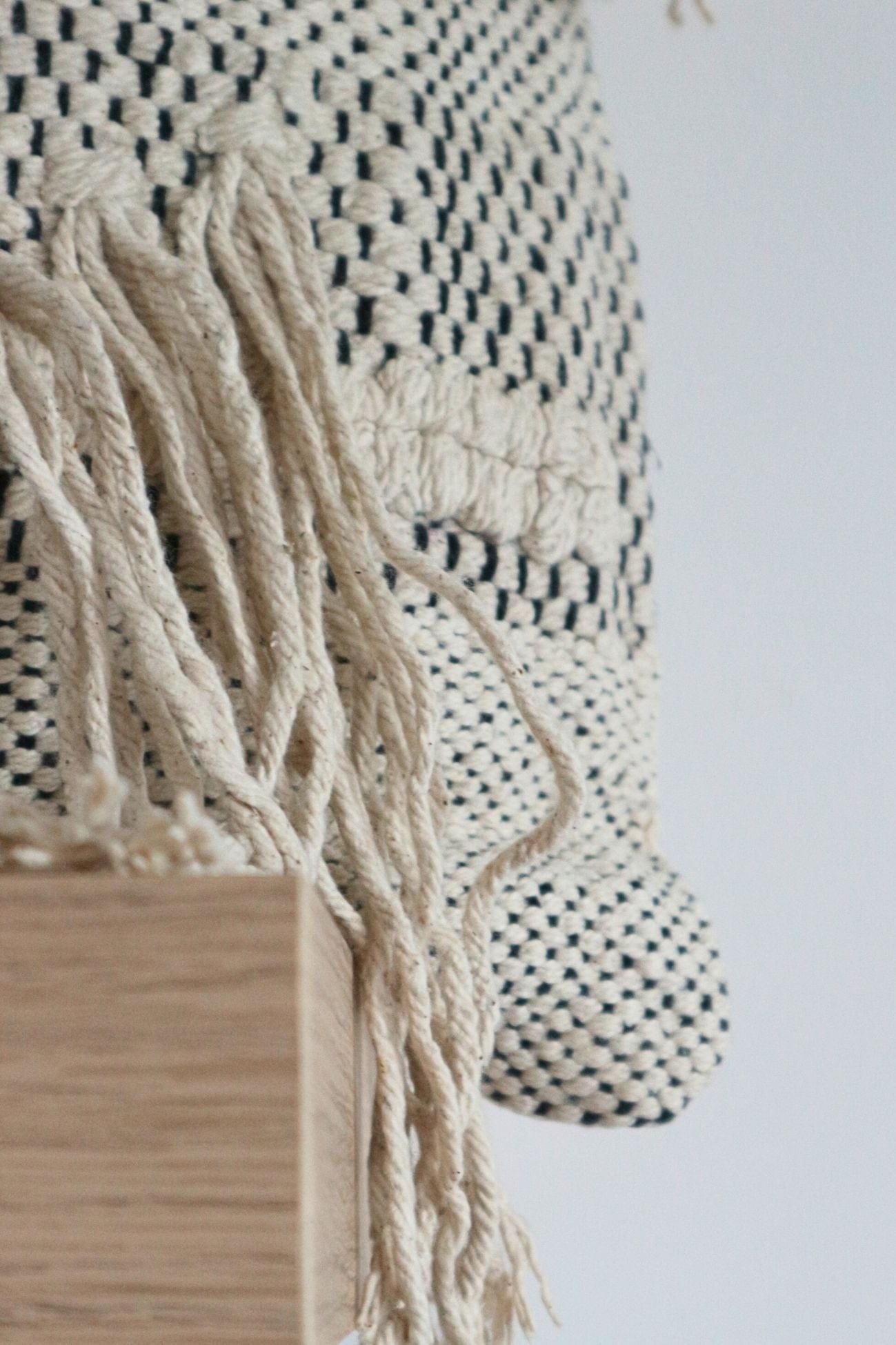 Luxe Lodge Rebi Rebi - Cuscino arredo beige imbottito in cotone con frange in stile boho | Luxe Lodge