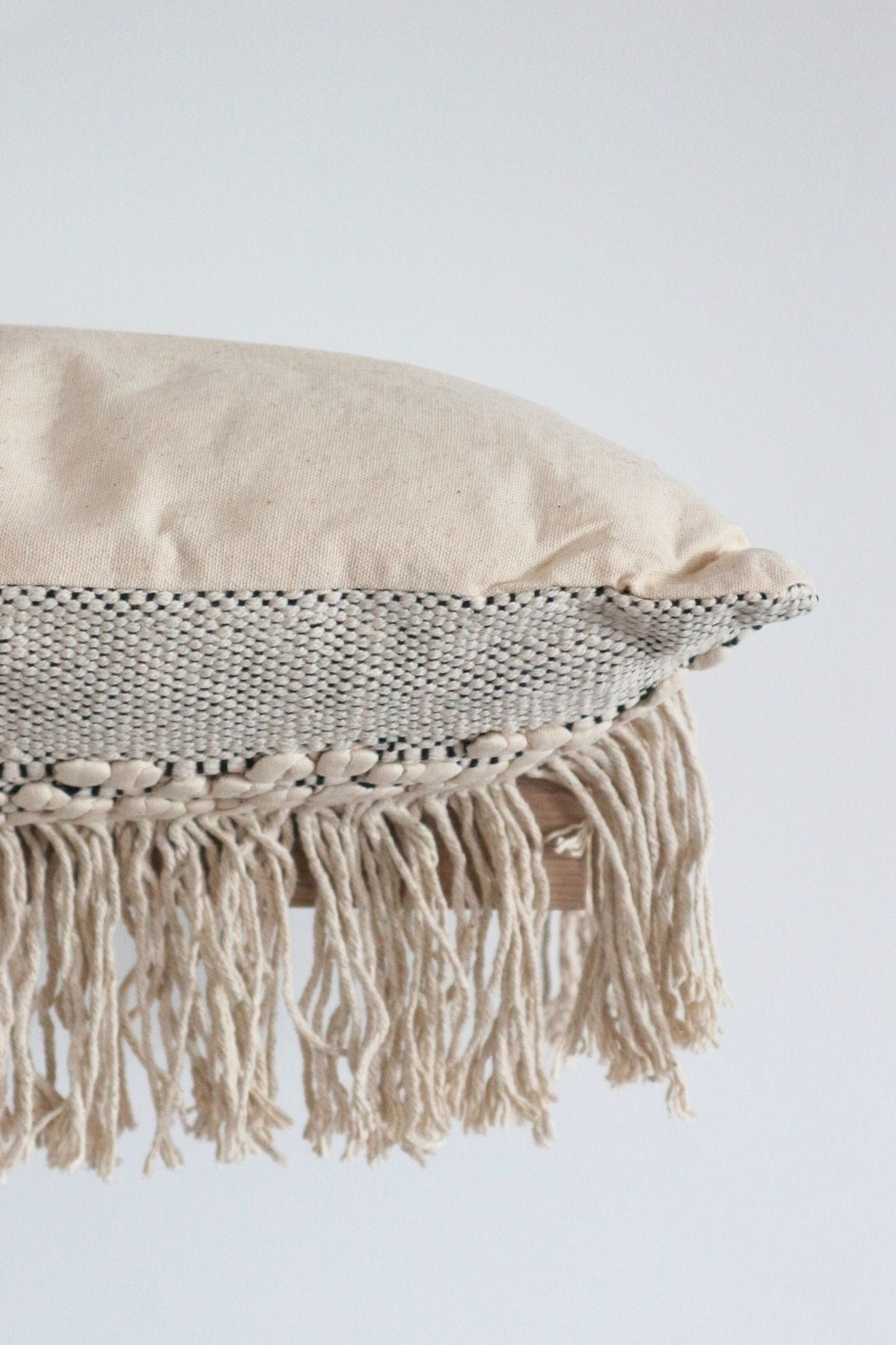 Luxe Lodge Rebi Rebi - Cuscino arredo beige imbottito in cotone con frange in stile boho | Luxe Lodge