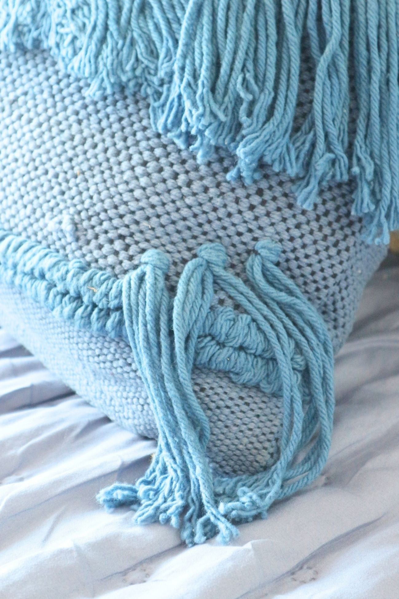 Luxe Lodge Rebi Rebi - Cuscino arredo blu imbottito in cotone con frange in stile boho | Luxe Lodge