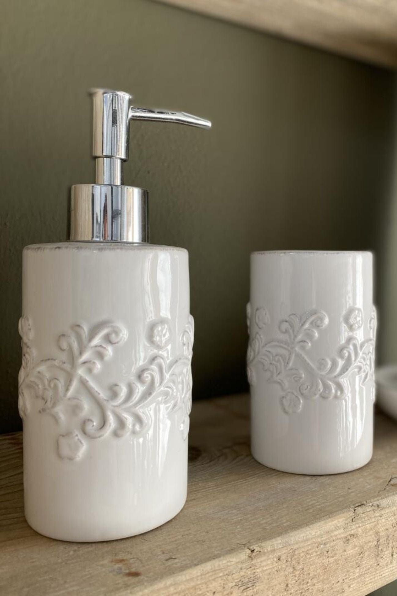 Luxe Lodge White Bloom White Bloom - Set di 3 dosatore di sapone, portaspazzolino e portasapone in ceramica bianca | Luxe Lodge