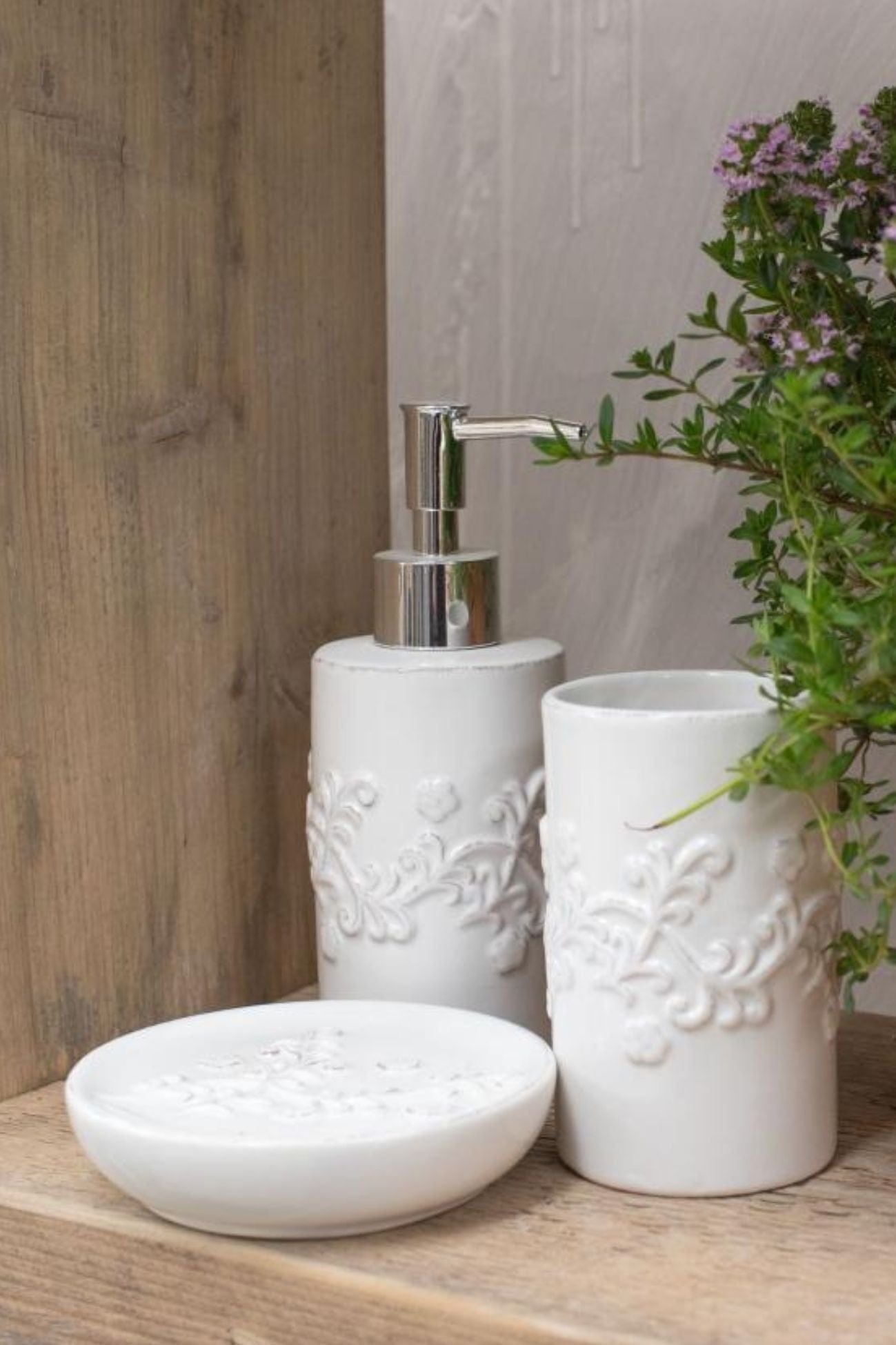 Luxe Lodge White Bloom White Bloom - Set di 3 dosatore di sapone, portaspazzolino e portasapone in ceramica bianca | Luxe Lodge