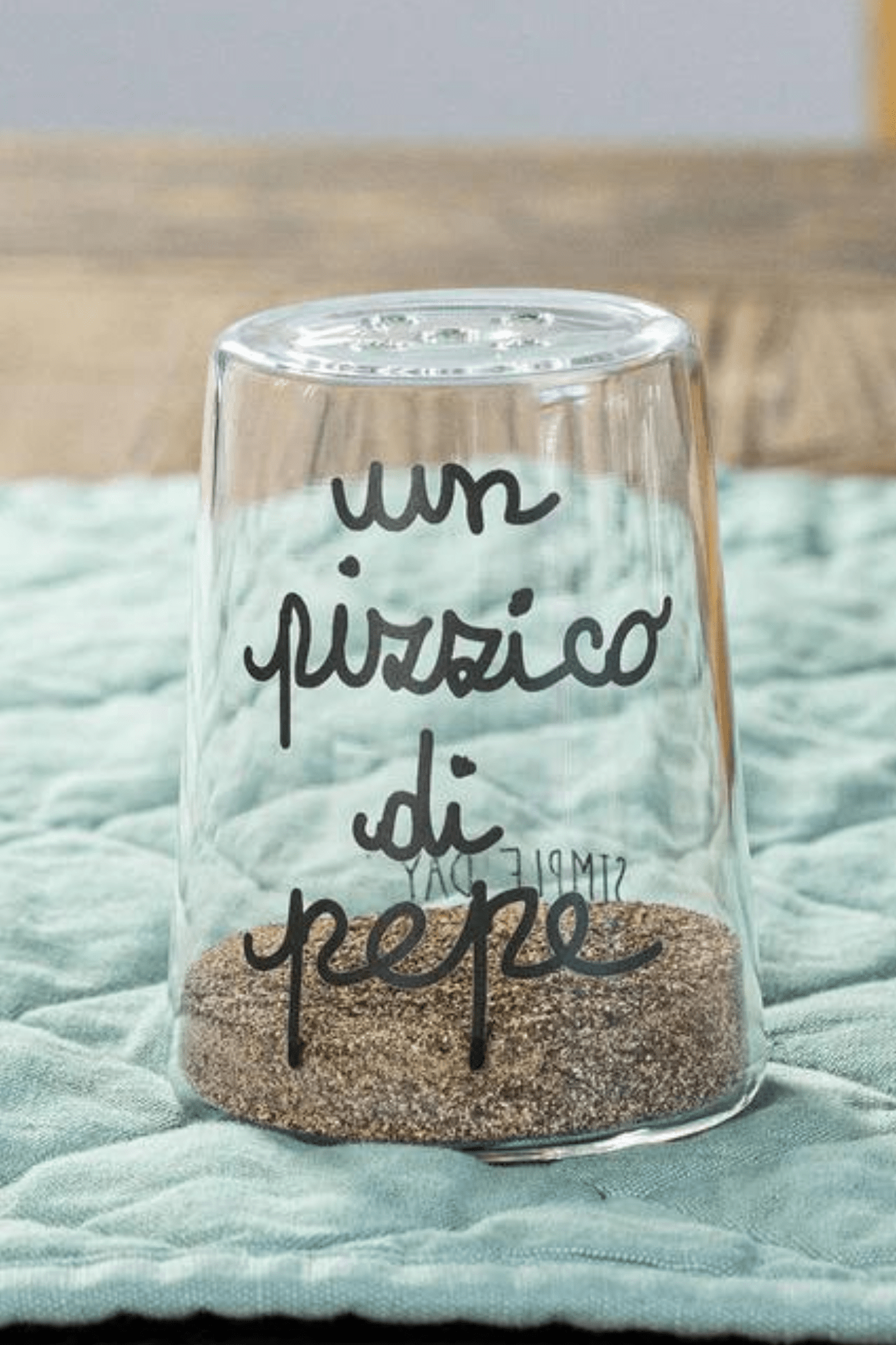 Simple Day Sale Quanto Basta - Un Pizzico Di Pepe Sale Quanto Basta - Un Pizzico Di Pepe - Set sale e pepe in vetro borosilicato con scritta decorativa | Simple Day