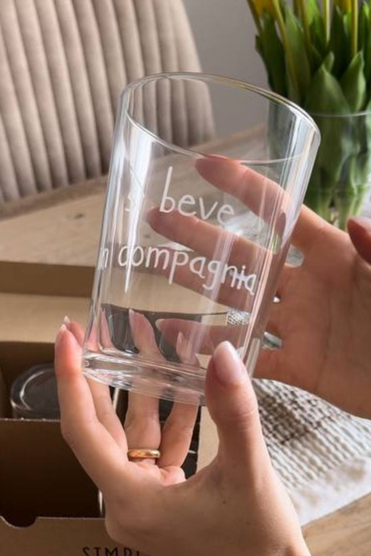 Simple Day Si Beve In Compagnia Ricordati Di Essere Felice - Bicchiere in vetro temperato con decori serigrafati 355ml | Simple Day