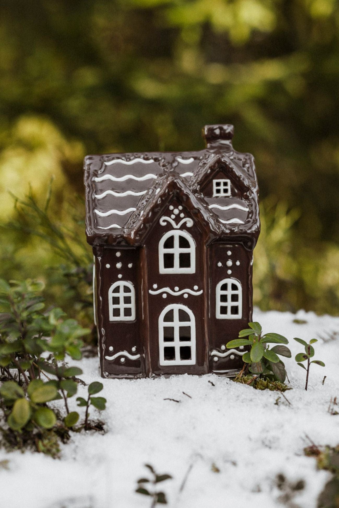 Storefactory Scandinavia Julbyn Julbyn - Casetta decorativa in ceramica lucida cioccolato n. 4 | Storefactory Scandinavia