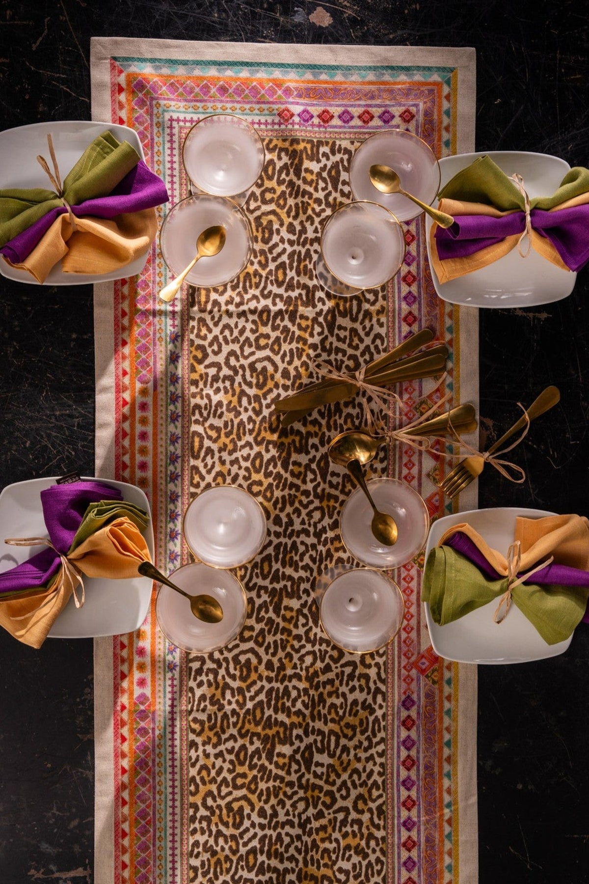 Jurta Runner - Tessitura Toscana Telerie, ambientazione da tavola con pattern animalier